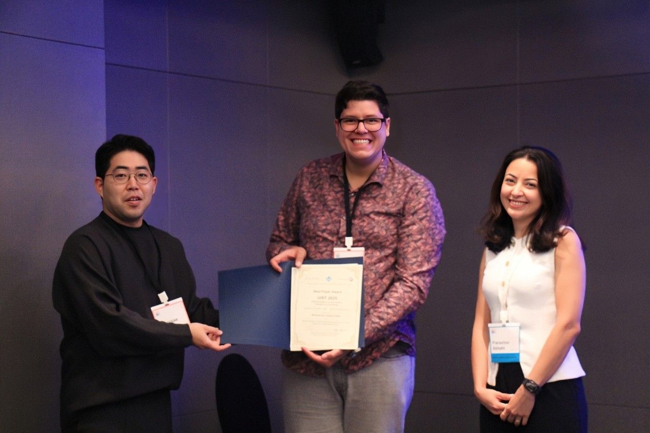 Award ceremony where the award certicate is handed over by session chair Seungjae Oh to Mo and Parastoo